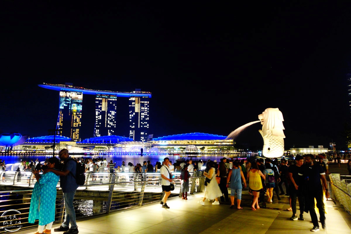 新加坡魚尾獅公園(Merlion Park)∥魚尾獅公園與雙螺旋橋(The Helix Bridge)的白天與夜晚︱魚尾獅公園光影水舞秀︱濱海灣完美路線推薦,新加坡地標這樣玩最美! - 第31張圖