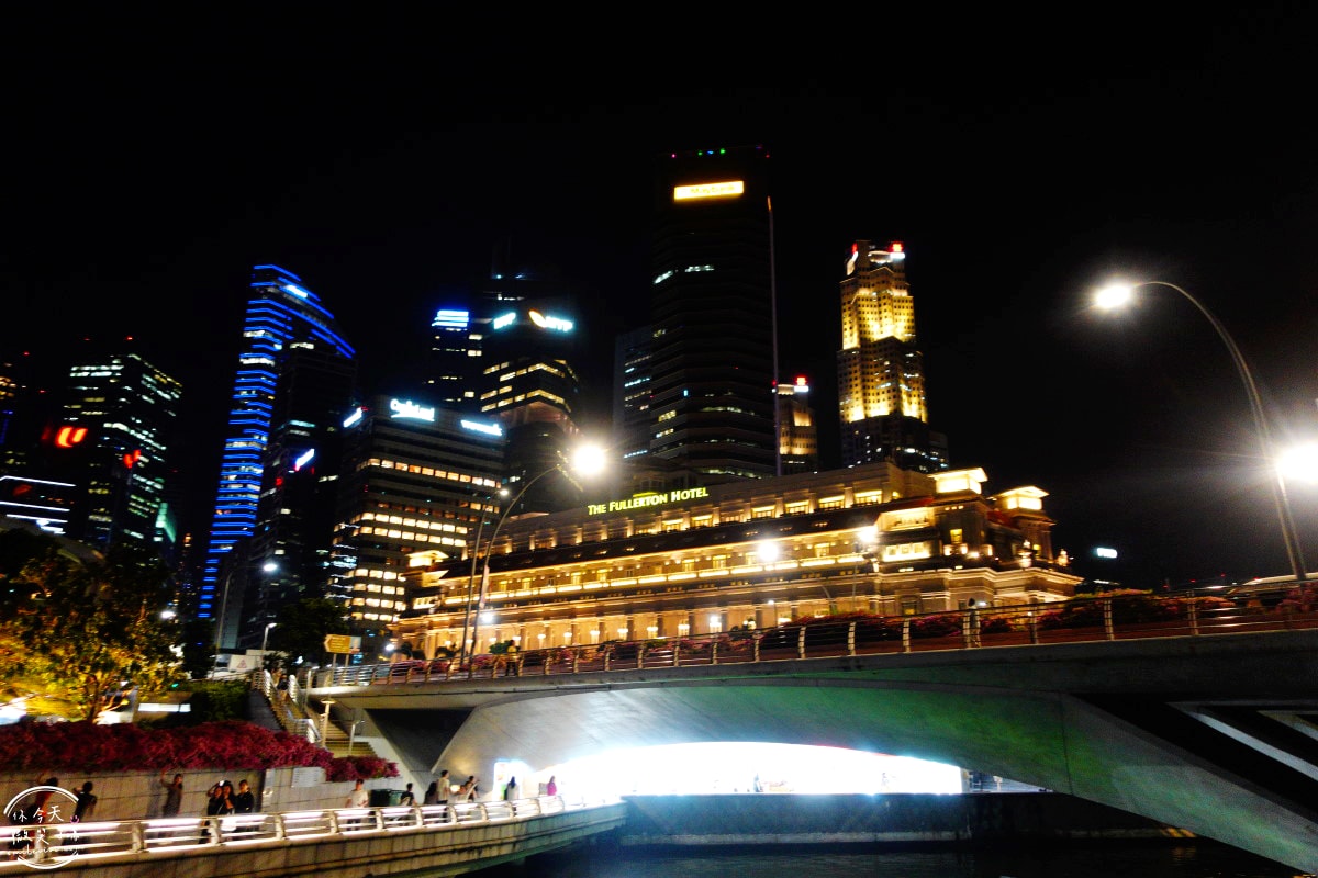 新加坡魚尾獅公園(Merlion Park)∥魚尾獅公園與雙螺旋橋(The Helix Bridge)的白天與夜晚︱魚尾獅公園光影水舞秀︱濱海灣完美路線推薦,新加坡地標這樣玩最美! - 第35張圖