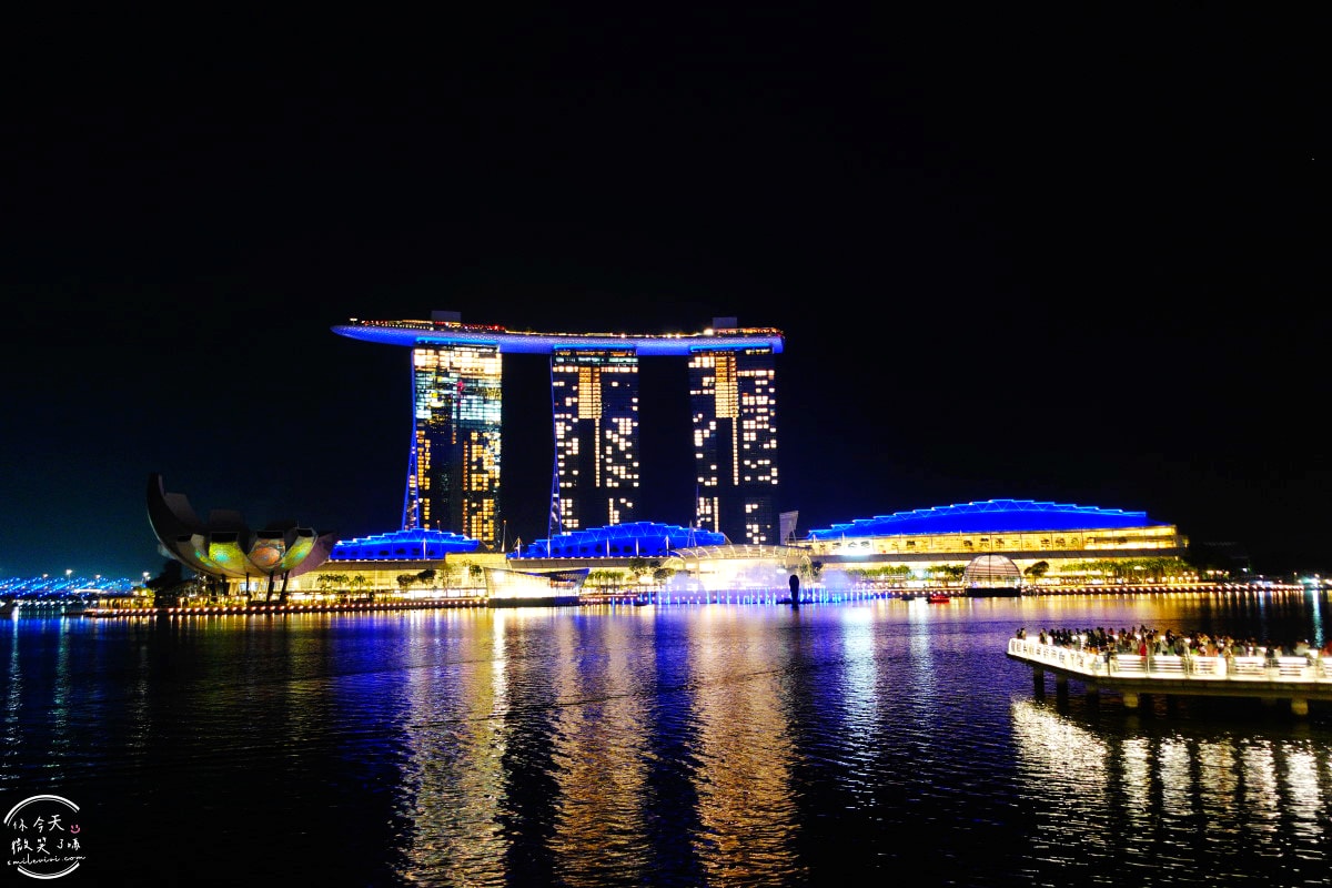 新加坡魚尾獅公園(Merlion Park)∥魚尾獅公園與雙螺旋橋(The Helix Bridge)的白天與夜晚︱魚尾獅公園光影水舞秀︱濱海灣完美路線推薦,新加坡地標這樣玩最美! - 第32張圖