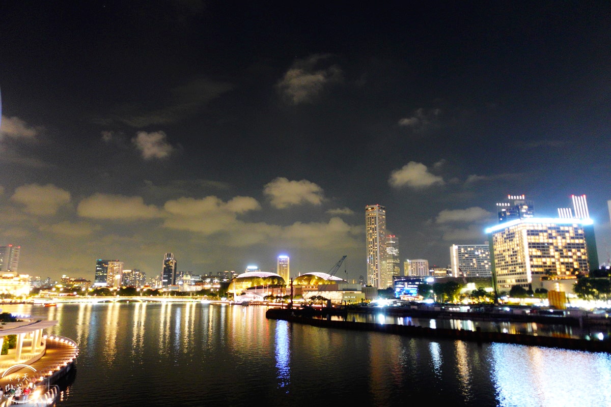 新加坡魚尾獅公園(Merlion Park)∥魚尾獅公園與雙螺旋橋(The Helix Bridge)的白天與夜晚︱魚尾獅公園光影水舞秀︱濱海灣完美路線推薦,新加坡地標這樣玩最美! - 第36張圖