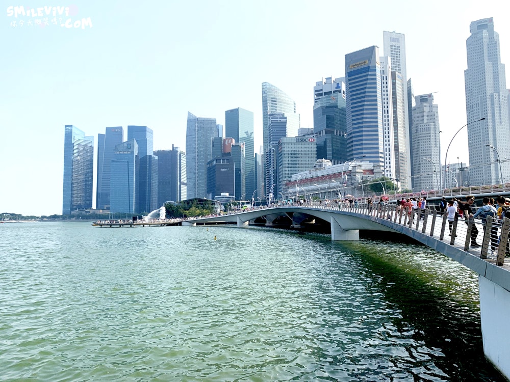 新加坡魚尾獅公園(Merlion Park)∥魚尾獅公園與雙螺旋橋(The Helix Bridge)的白天與夜晚︱魚尾獅公園光影水舞秀︱濱海灣完美路線推薦,新加坡地標這樣玩最美! - 第4張圖