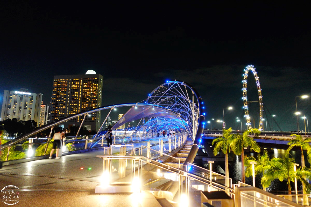 新加坡魚尾獅公園(Merlion Park)∥魚尾獅公園與雙螺旋橋(The Helix Bridge)的白天與夜晚︱魚尾獅公園光影水舞秀︱濱海灣完美路線推薦,新加坡地標這樣玩最美! - 第44張圖