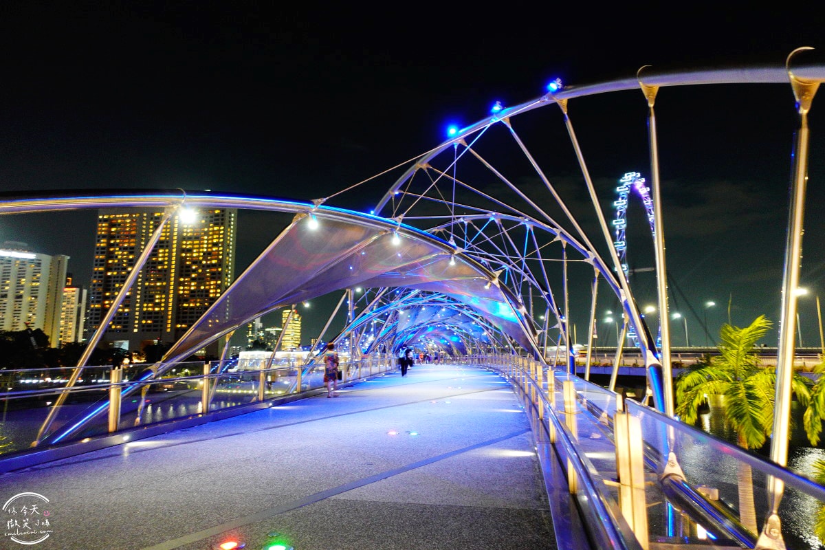 新加坡魚尾獅公園(Merlion Park)∥魚尾獅公園與雙螺旋橋(The Helix Bridge)的白天與夜晚︱魚尾獅公園光影水舞秀︱濱海灣完美路線推薦,新加坡地標這樣玩最美! - 第45張圖