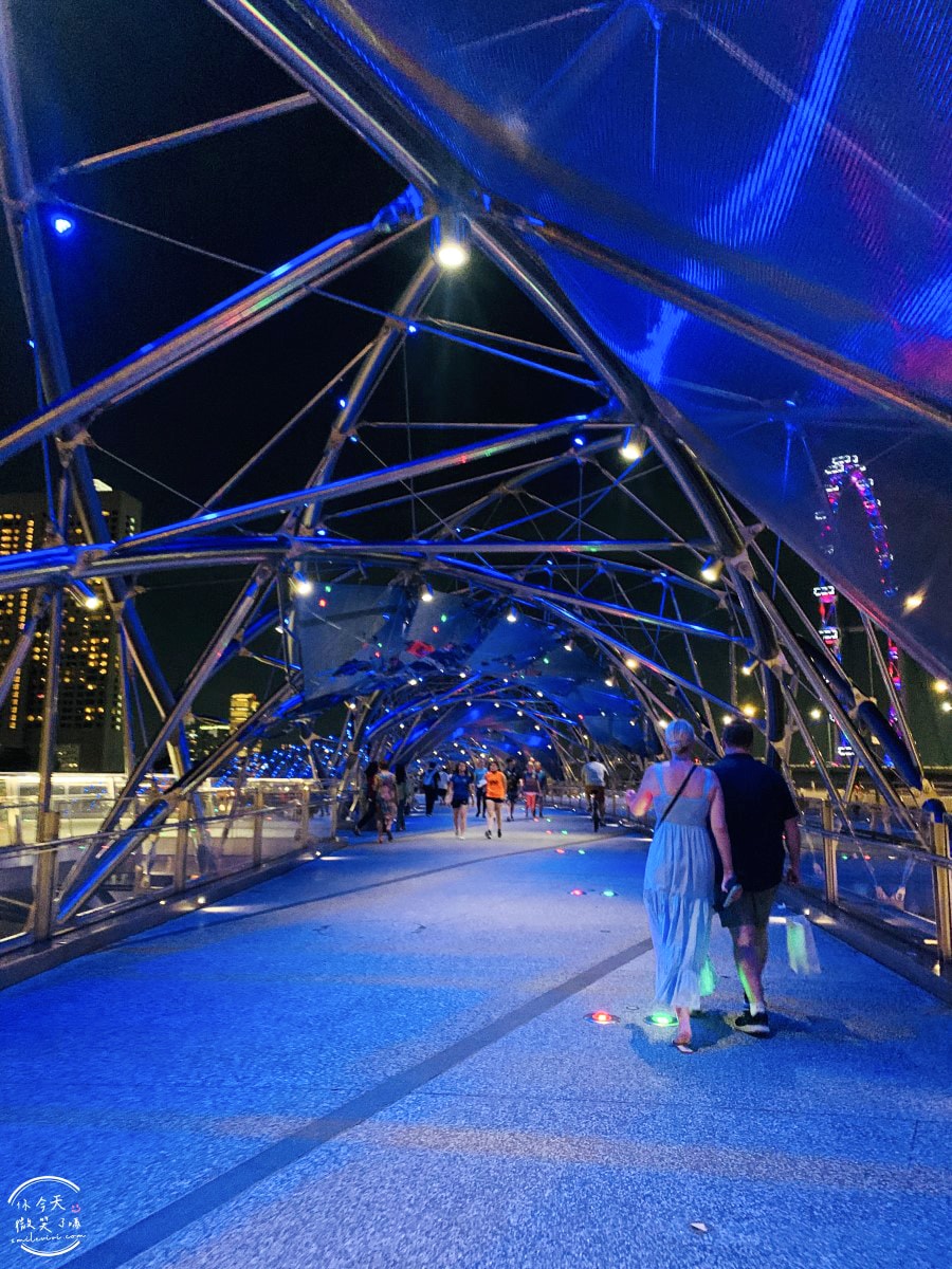 新加坡魚尾獅公園(Merlion Park)∥魚尾獅公園與雙螺旋橋(The Helix Bridge)的白天與夜晚︱魚尾獅公園光影水舞秀︱濱海灣完美路線推薦,新加坡地標這樣玩最美! - 第46張圖