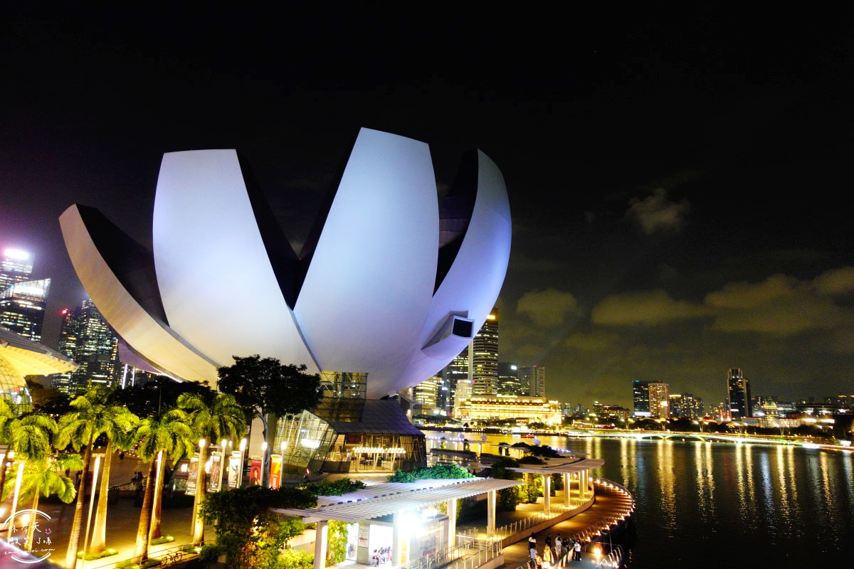 新加坡魚尾獅公園(Merlion Park)∥魚尾獅公園與雙螺旋橋(The Helix Bridge)的白天與夜晚︱魚尾獅公園光影水舞秀︱濱海灣完美路線推薦,新加坡地標這樣玩最美! - 第47張圖