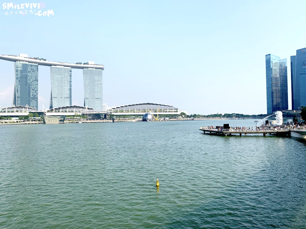 新加坡魚尾獅公園(Merlion Park)∥魚尾獅公園與雙螺旋橋(The Helix Bridge)的白天與夜晚︱魚尾獅公園光影水舞秀︱濱海灣完美路線推薦,新加坡地標這樣玩最美! - 第5張圖