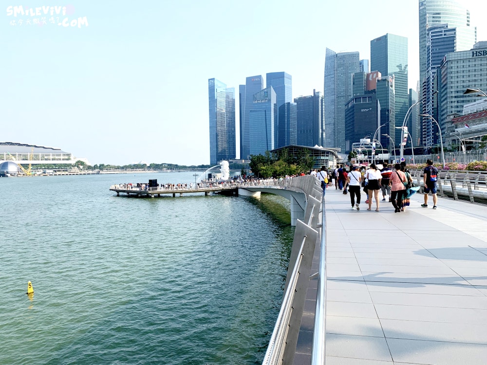新加坡魚尾獅公園(Merlion Park)∥魚尾獅公園與雙螺旋橋(The Helix Bridge)的白天與夜晚︱魚尾獅公園光影水舞秀︱濱海灣完美路線推薦,新加坡地標這樣玩最美! - 第6張圖