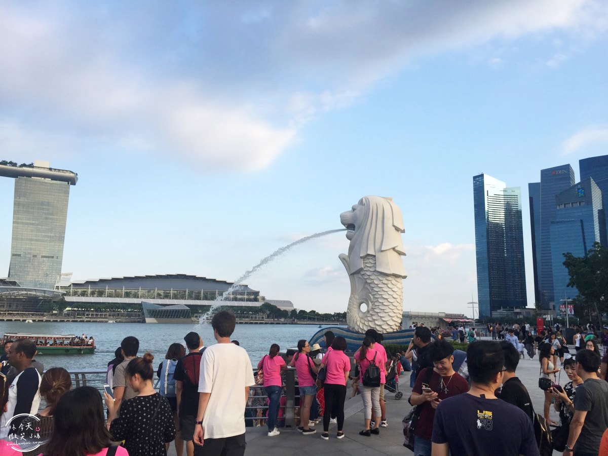 新加坡魚尾獅公園(Merlion Park)∥魚尾獅公園與雙螺旋橋(The Helix Bridge)的白天與夜晚︱魚尾獅公園光影水舞秀︱濱海灣完美路線推薦,新加坡地標這樣玩最美! - 第8張圖