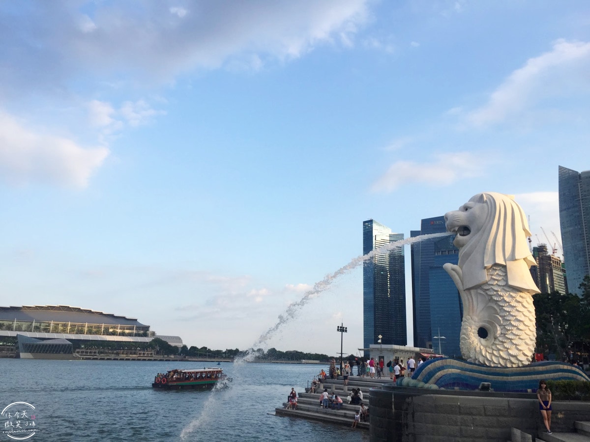 新加坡魚尾獅公園(Merlion Park)∥魚尾獅公園與雙螺旋橋(The Helix Bridge)的白天與夜晚︱魚尾獅公園光影水舞秀︱濱海灣完美路線推薦,新加坡地標這樣玩最美! - 第9張圖