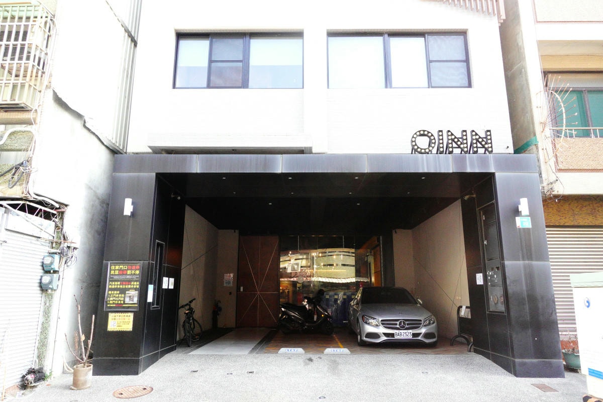 台南住宿推薦∥台南行旅 Hotel Leisure Tainan-OINN 巷弄潮旅,設計系旅店!雙人房、四人房、背包房各種房型開箱︱走路5分鐘到武聖夜市,台南中西區住宿心得 - 第2張圖