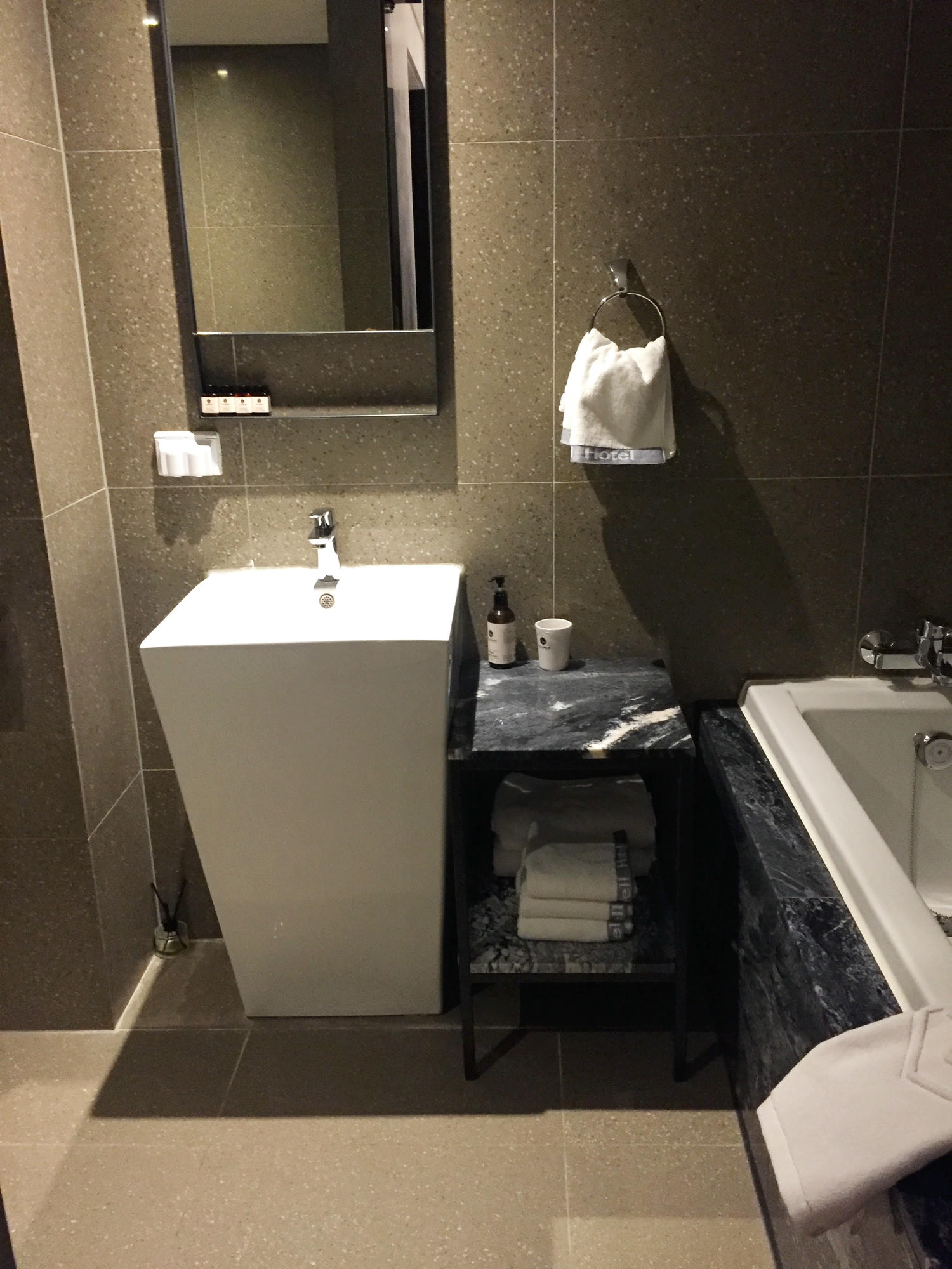 首爾江南住宿推薦∥Richwell Hotel(리치웰 호텔;瑞奇威爾飯店),不到2,000元台幣,套房一大床、兩小床房型開箱,免費咖啡︱首爾江南CP值超高飯店住宿體驗︱近首爾地鐵宣陵站、驛三站 - 第22張圖 Richwell Hotel