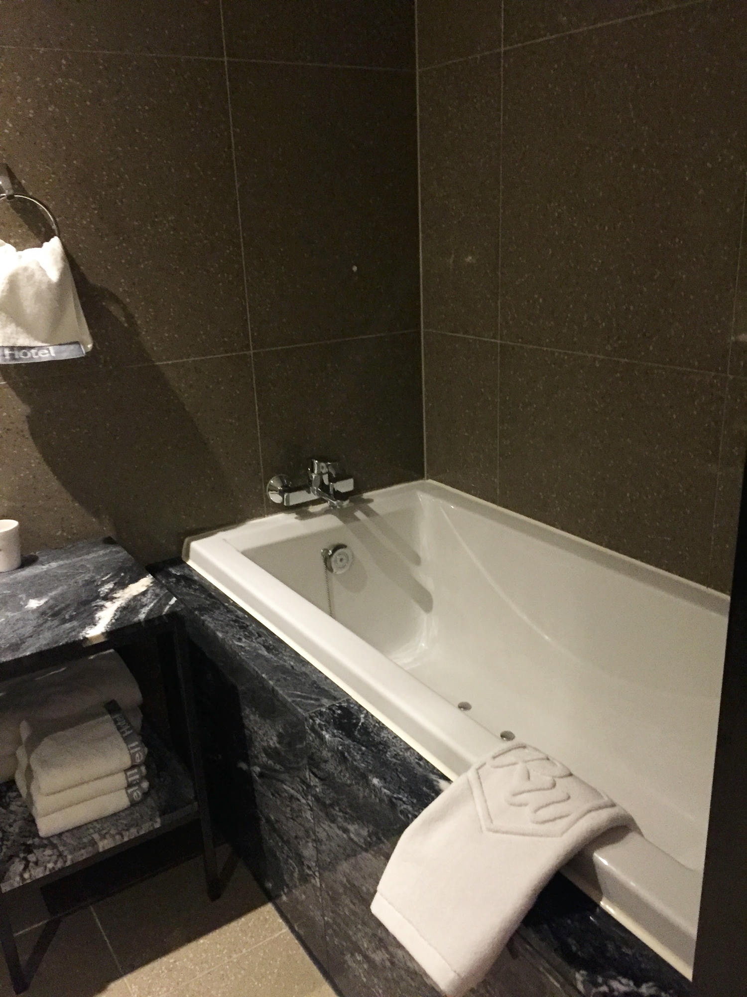 首爾江南住宿推薦∥Richwell Hotel(리치웰 호텔;瑞奇威爾飯店),不到2,000元台幣,套房一大床、兩小床房型開箱,免費咖啡︱首爾江南CP值超高飯店住宿體驗︱近首爾地鐵宣陵站、驛三站 - 第23張圖 Richwell Hotel