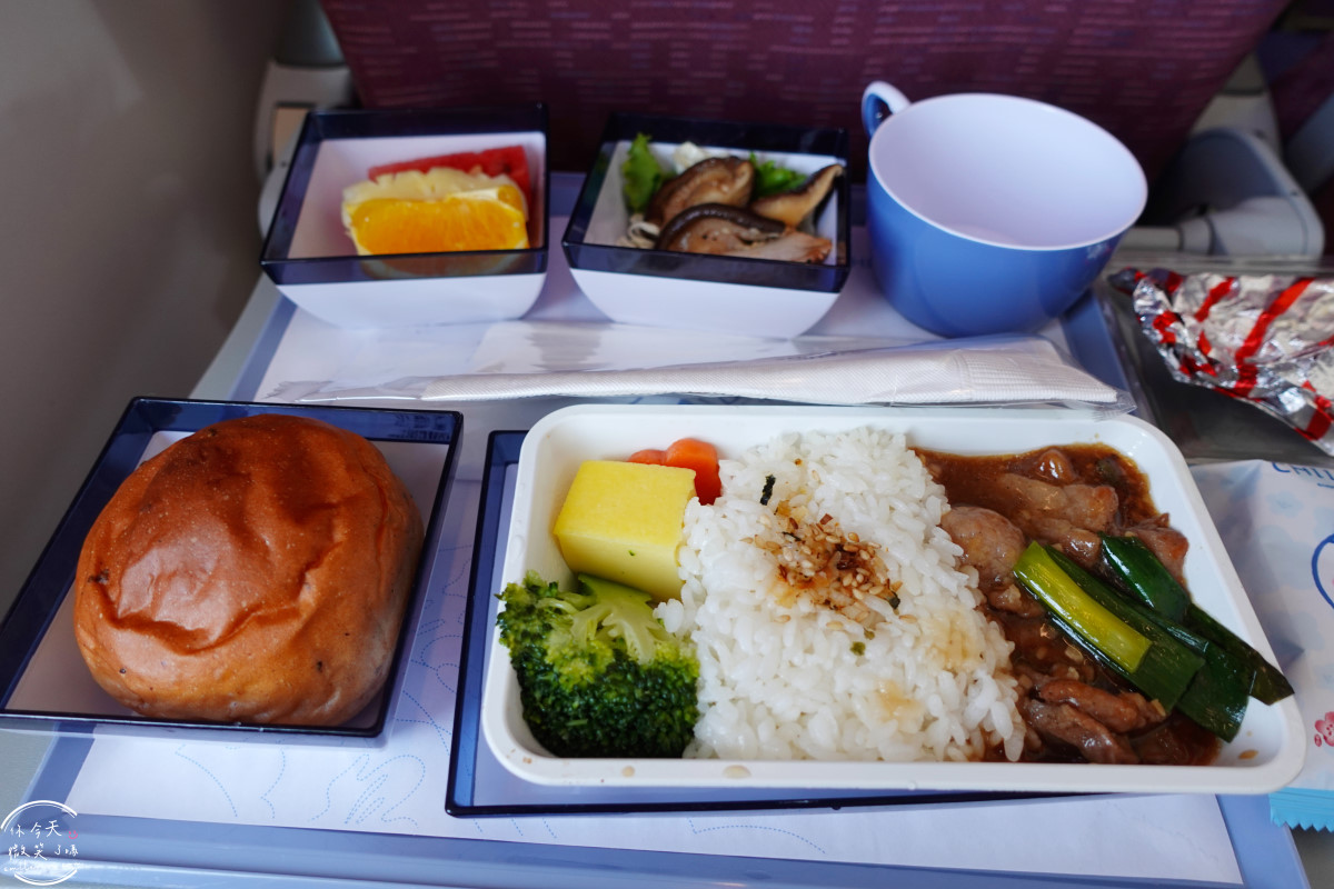 華航飛曼谷CI839∥飛曼谷前必看!高雄飛曼谷飛行體驗與飛機餐實拍,KHH-BKK︱飛機餐實拍分享,經濟艙座椅空間︱高雄機場出境流程全紀錄,中華航空 - 第35張圖 CI839