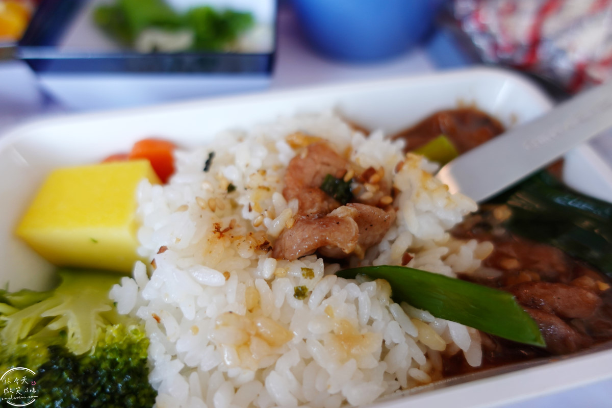 華航飛曼谷CI839∥飛曼谷前必看!高雄飛曼谷飛行體驗與飛機餐實拍,KHH-BKK︱飛機餐實拍分享,經濟艙座椅空間︱高雄機場出境流程全紀錄,中華航空 - 第44張圖 CI839