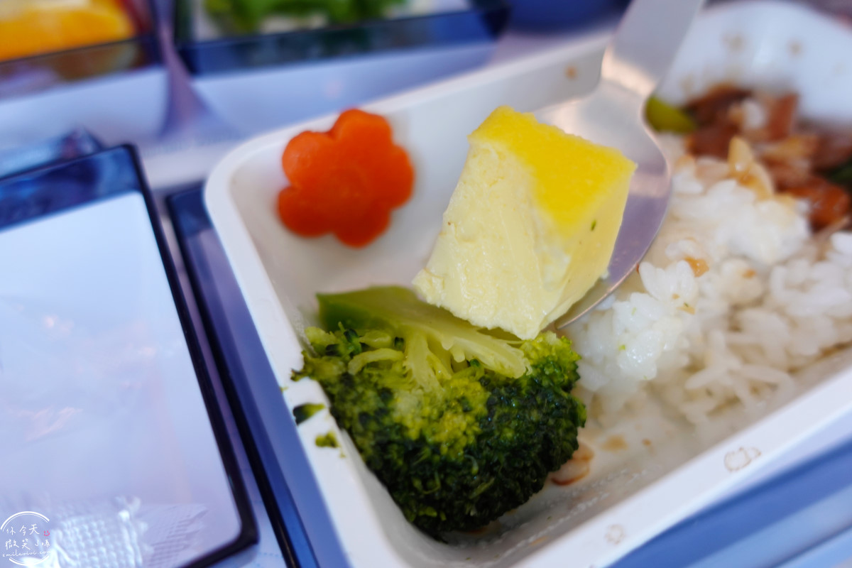 華航飛曼谷CI839∥飛曼谷前必看!高雄飛曼谷飛行體驗與飛機餐實拍,KHH-BKK︱飛機餐實拍分享,經濟艙座椅空間︱高雄機場出境流程全紀錄,中華航空 - 第47張圖 CI839