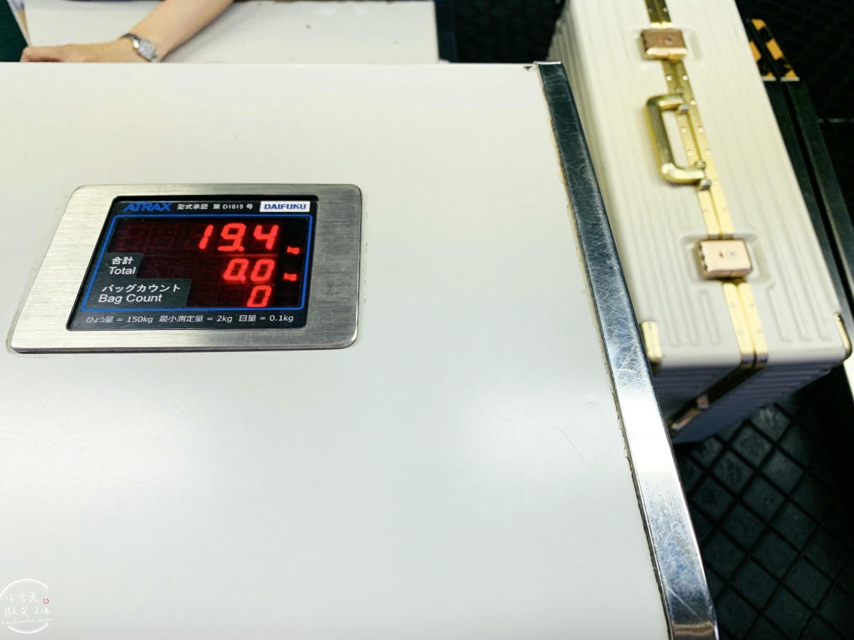 大阪關西機場第一航廈∥國際線出境流程,免稅店購物下單+取貨全攻略!必買大阪限定呼吸巧克力、小小兵餅乾、哆啦A夢香蕉蛋糕︱關西機場出境大廳 - 第10張圖