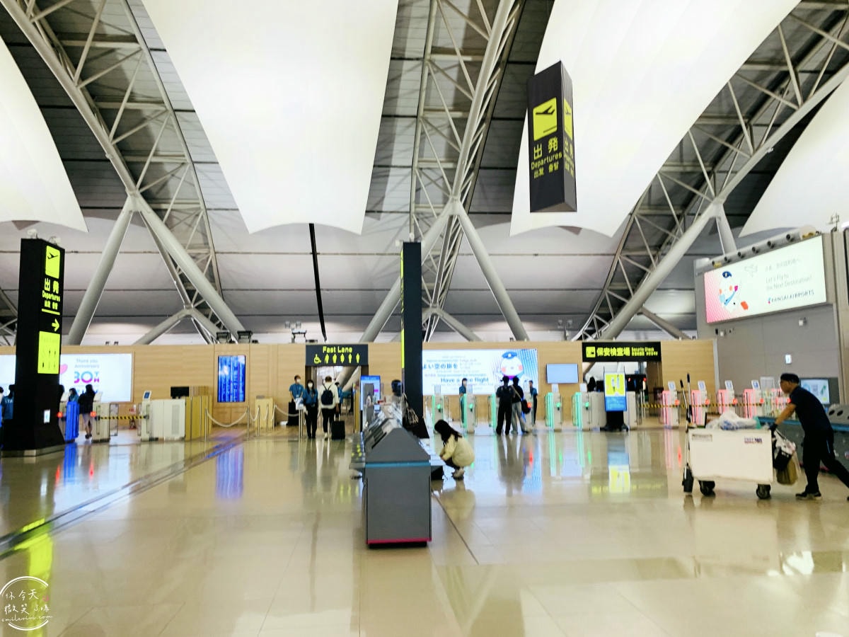 大阪關西機場第一航廈∥國際線出境流程,免稅店購物下單+取貨全攻略!必買大阪限定呼吸巧克力、小小兵餅乾、哆啦A夢香蕉蛋糕︱關西機場出境大廳 - 第14張圖
