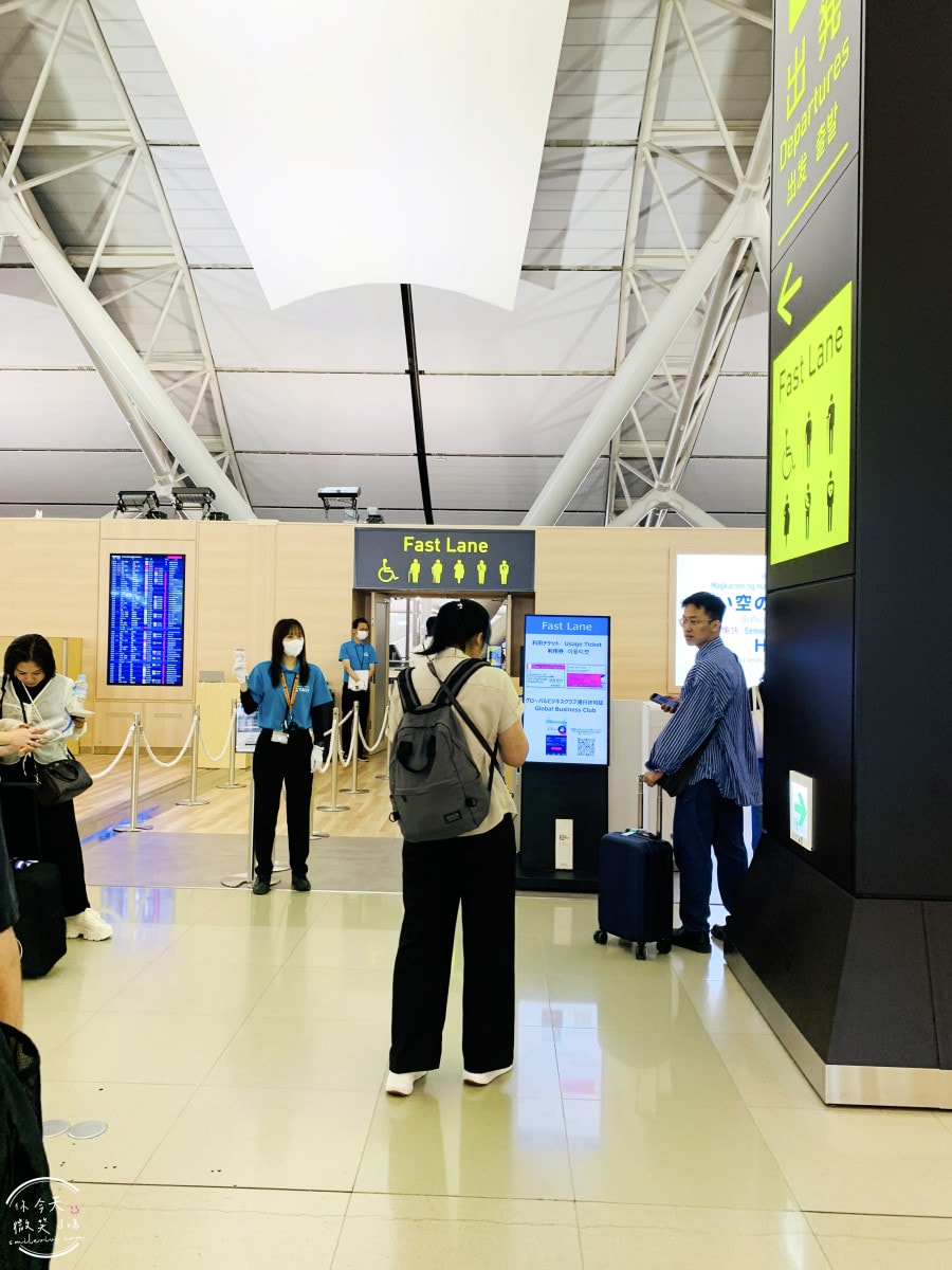 大阪關西機場第一航廈∥國際線出境流程,免稅店購物下單+取貨全攻略!必買大阪限定呼吸巧克力、小小兵餅乾、哆啦A夢香蕉蛋糕︱關西機場出境大廳 - 第16張圖