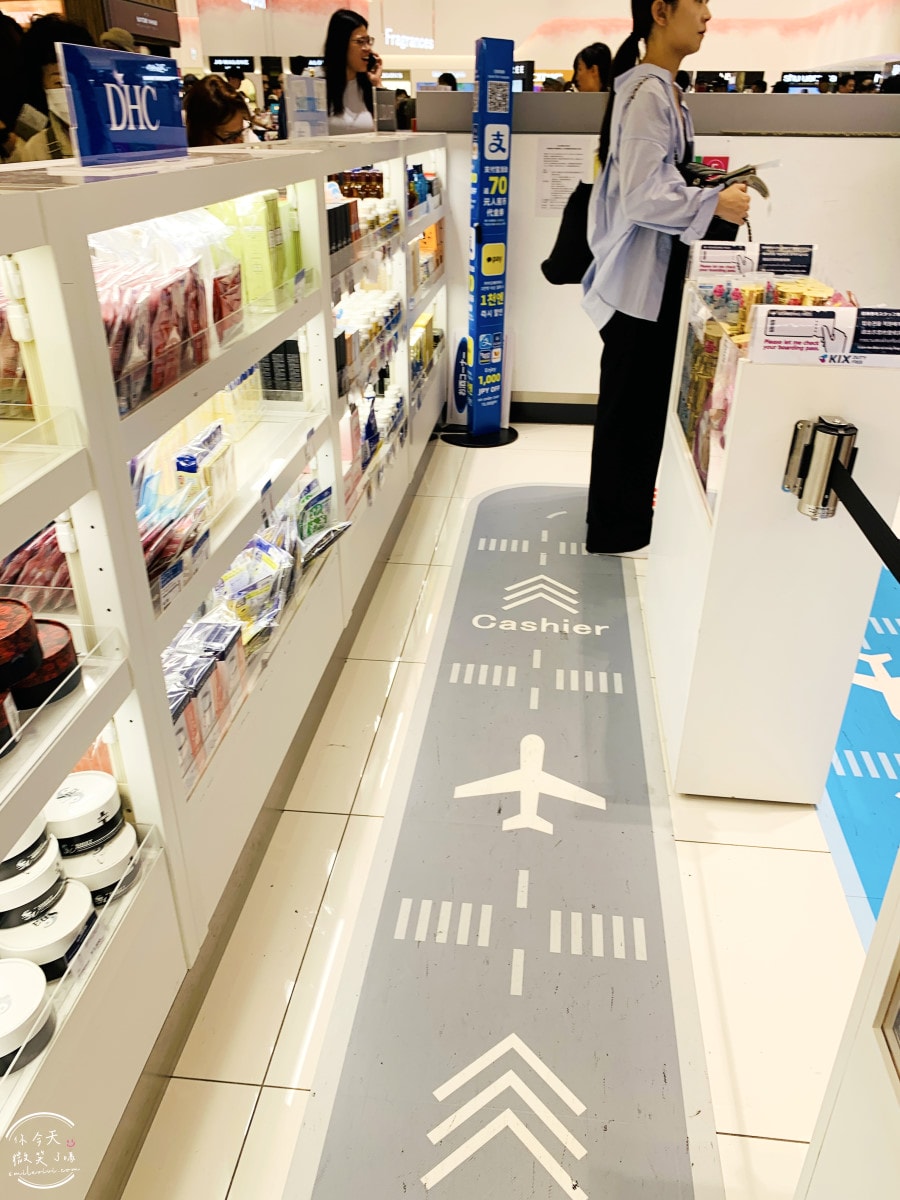 大阪關西機場第一航廈∥國際線出境流程,免稅店購物下單+取貨全攻略!必買大阪限定呼吸巧克力、小小兵餅乾、哆啦A夢香蕉蛋糕︱關西機場出境大廳 - 第37張圖