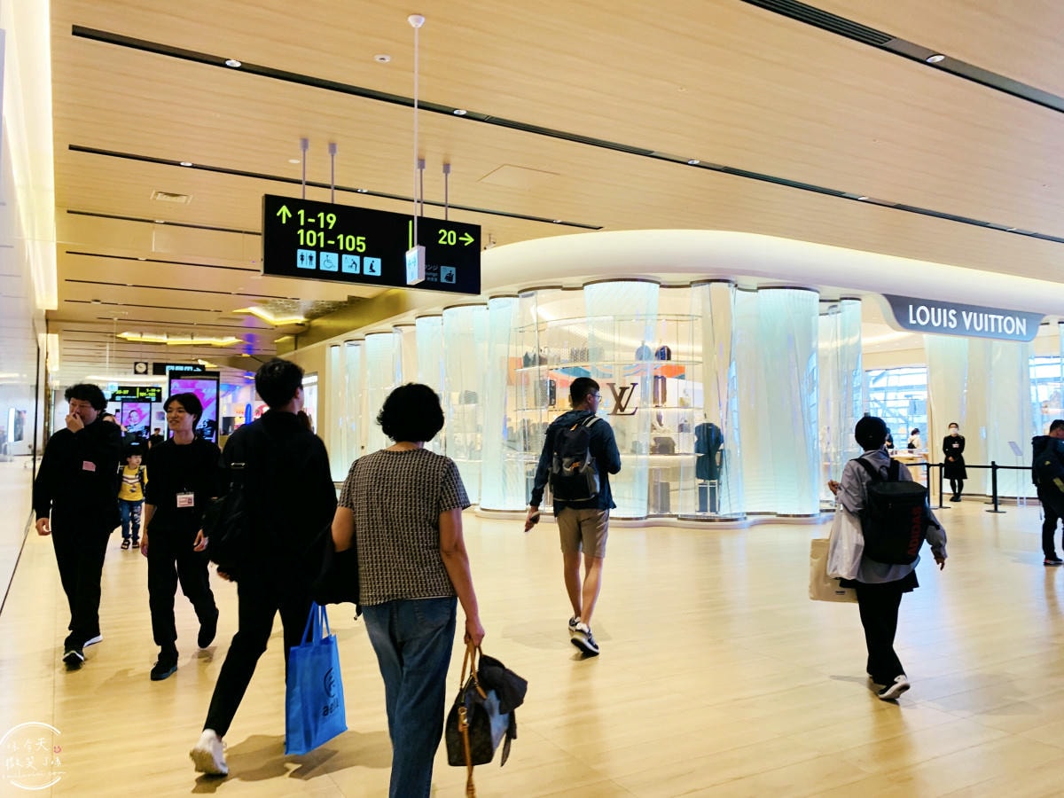 大阪關西機場第一航廈∥國際線出境流程,免稅店購物下單+取貨全攻略!必買大阪限定呼吸巧克力、小小兵餅乾、哆啦A夢香蕉蛋糕︱關西機場出境大廳 - 第39張圖