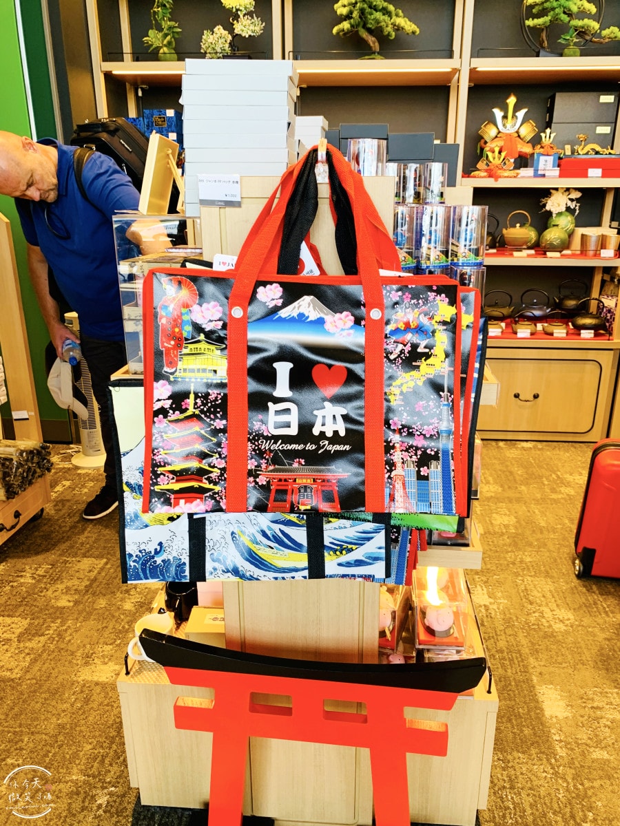 大阪關西機場第一航廈∥國際線出境流程,免稅店購物下單+取貨全攻略!必買大阪限定呼吸巧克力、小小兵餅乾、哆啦A夢香蕉蛋糕︱關西機場出境大廳 - 第49張圖