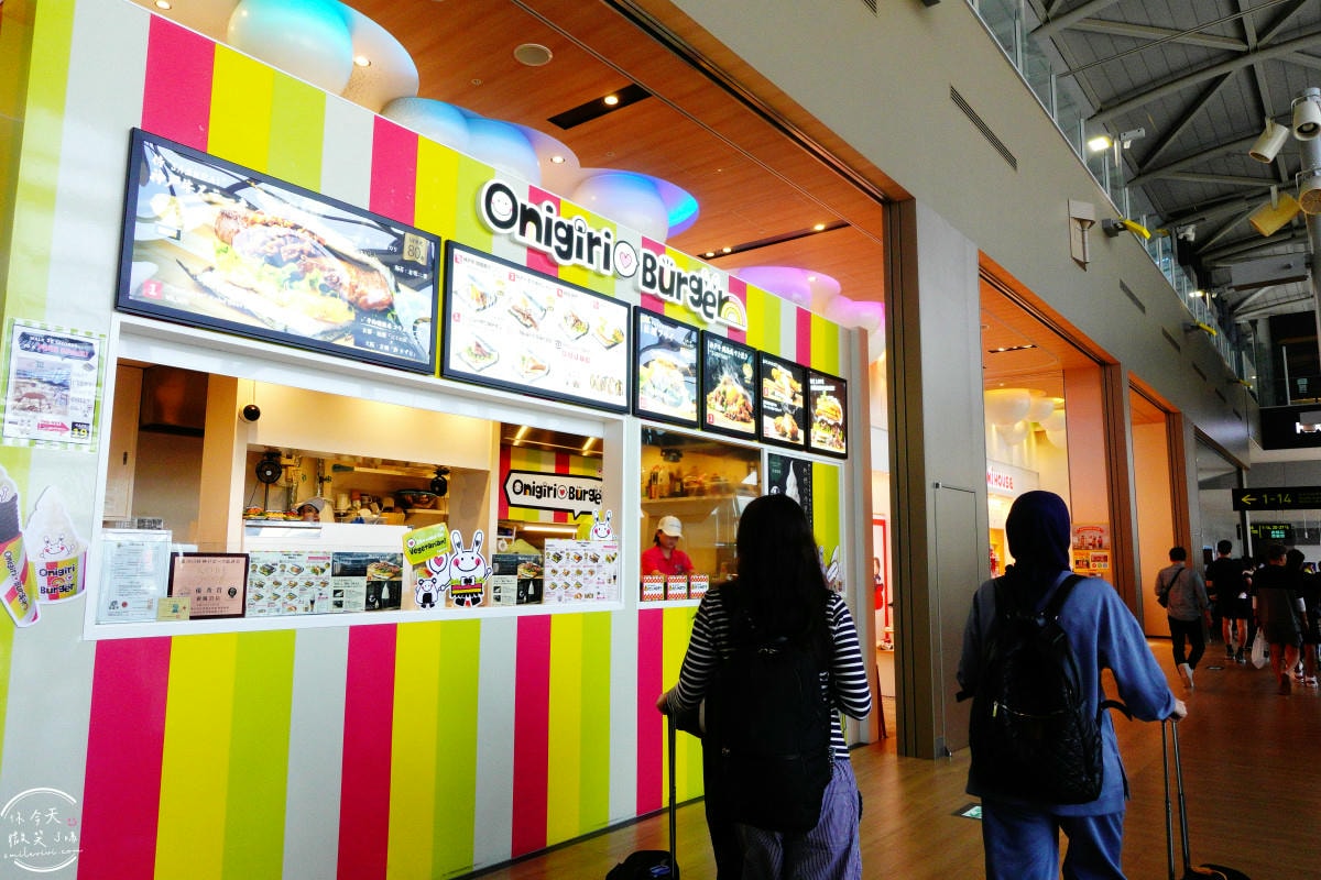 大阪關西機場第一航廈∥國際線出境流程,免稅店購物下單+取貨全攻略!必買大阪限定呼吸巧克力、小小兵餅乾、哆啦A夢香蕉蛋糕︱關西機場出境大廳 - 第63張圖