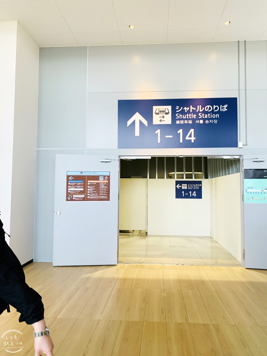 大阪關西機場第一航廈∥國際線出境流程,免稅店購物下單+取貨全攻略!必買大阪限定呼吸巧克力、小小兵餅乾、哆啦A夢香蕉蛋糕︱關西機場出境大廳 - 第64張圖