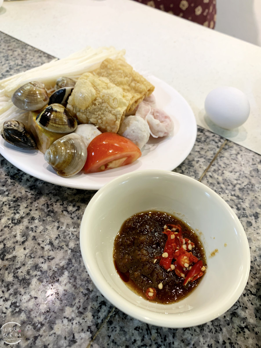 高雄鹽埕火鍋推薦∥東東迷你石頭火鍋,一人一鍋︱老闆狂加菜,吃到撐才讓你走!古早味火鍋︱高雄鹽埕老店,一週只營業3天的神店 - 第28張圖