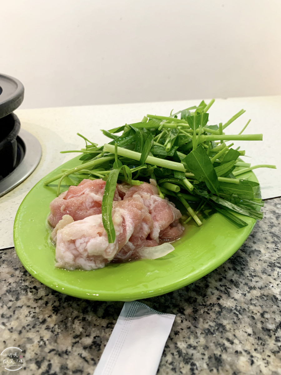 高雄鹽埕火鍋推薦∥東東迷你石頭火鍋,一人一鍋︱老闆狂加菜,吃到撐才讓你走!古早味火鍋︱高雄鹽埕老店,一週只營業3天的神店 - 第27張圖