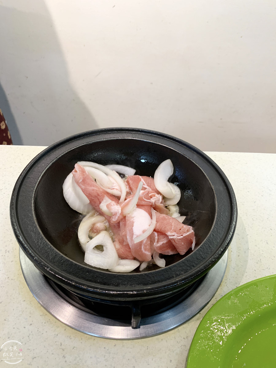 高雄鹽埕火鍋推薦∥東東迷你石頭火鍋,一人一鍋︱老闆狂加菜,吃到撐才讓你走!古早味火鍋︱高雄鹽埕老店,一週只營業3天的神店 - 第30張圖