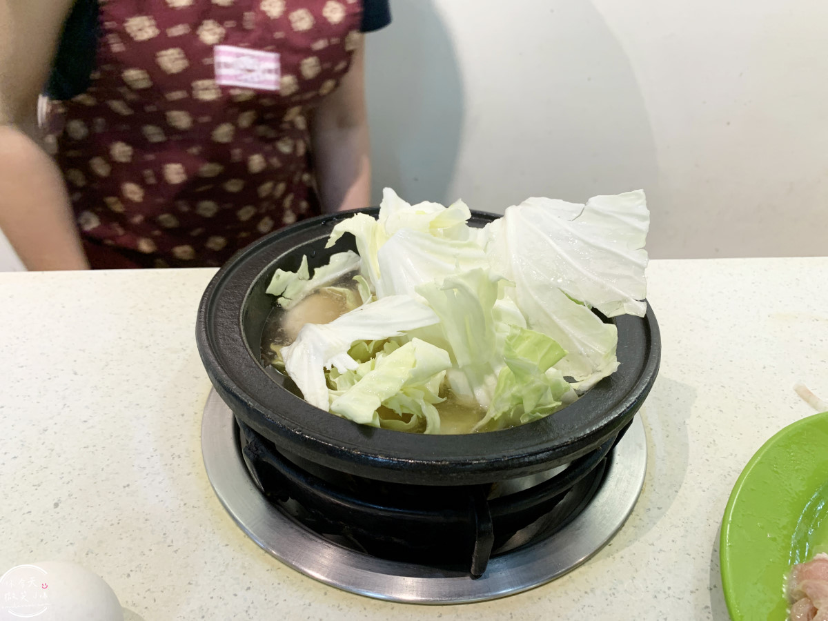 高雄鹽埕火鍋推薦∥東東迷你石頭火鍋,一人一鍋︱老闆狂加菜,吃到撐才讓你走!古早味火鍋︱高雄鹽埕老店,一週只營業3天的神店 - 第31張圖