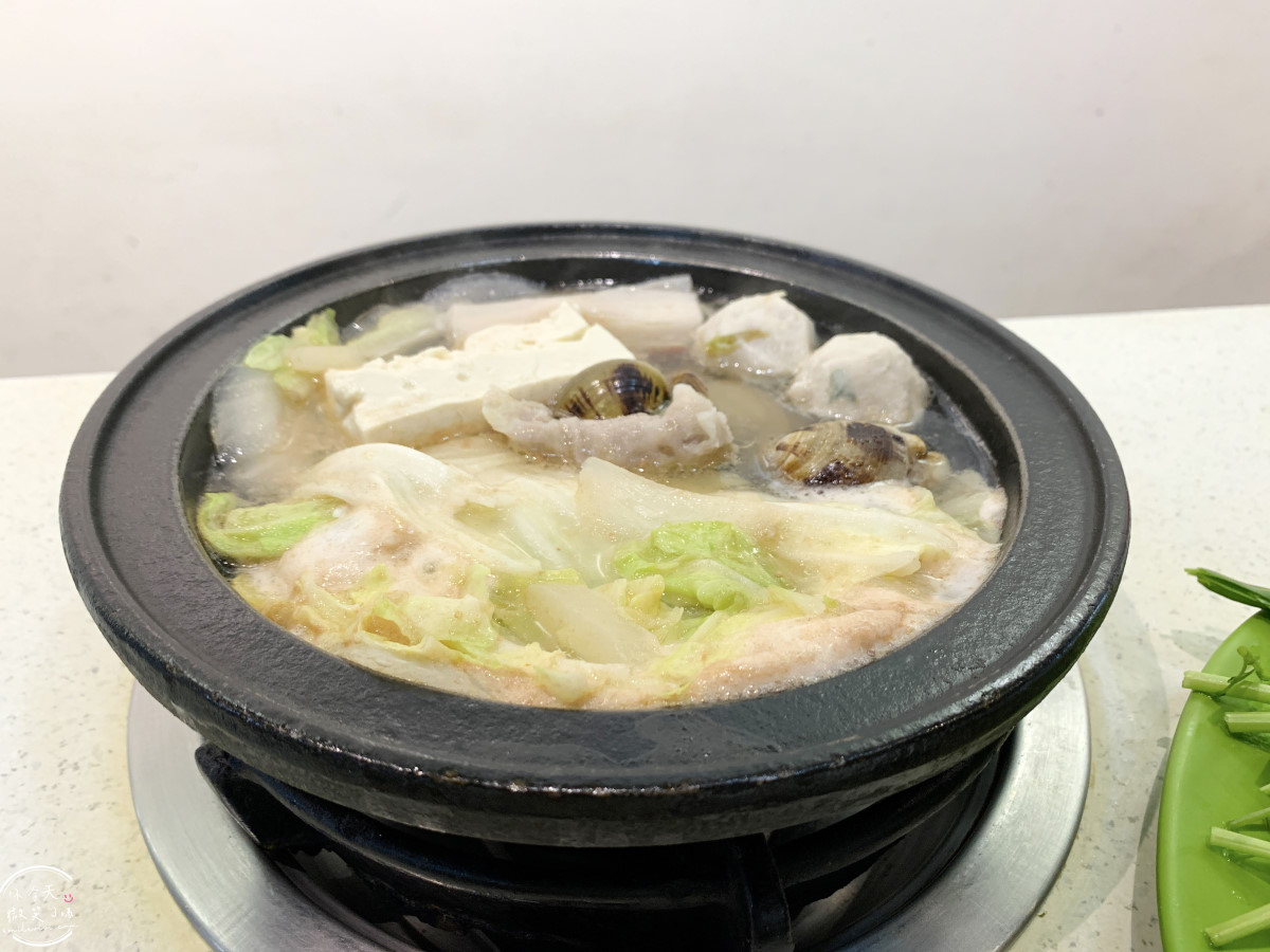 高雄鹽埕火鍋推薦∥東東迷你石頭火鍋,一人一鍋︱老闆狂加菜,吃到撐才讓你走!古早味火鍋︱高雄鹽埕老店,一週只營業3天的神店 - 第33張圖