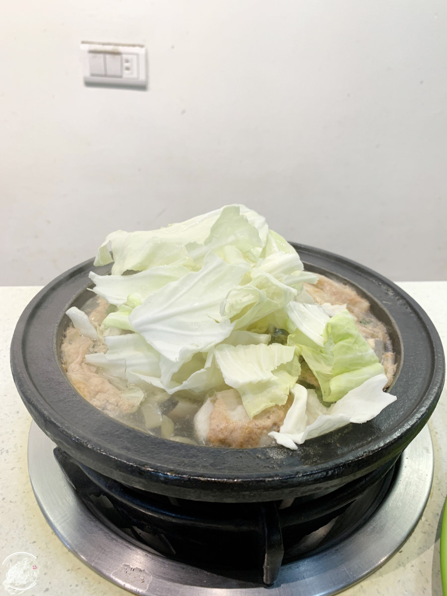 高雄鹽埕火鍋推薦∥東東迷你石頭火鍋,一人一鍋︱老闆狂加菜,吃到撐才讓你走!古早味火鍋︱高雄鹽埕老店,一週只營業3天的神店 - 第32張圖