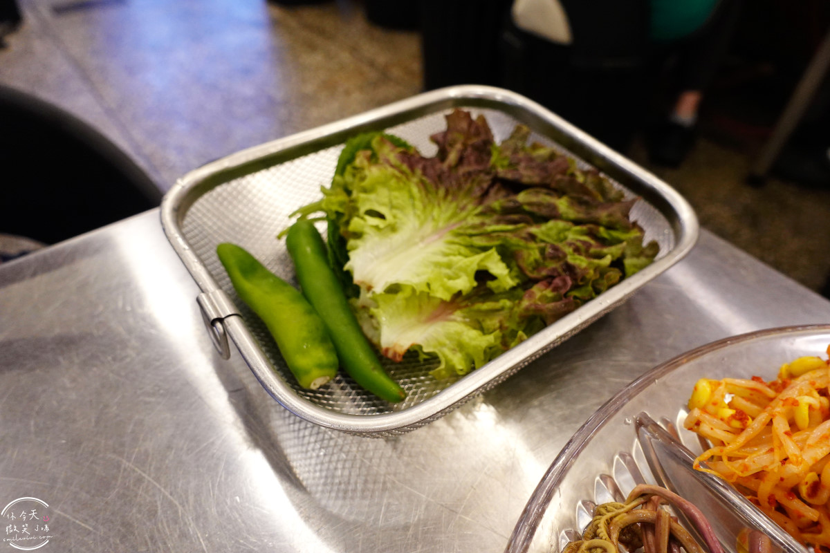 釜山沙上烤肉推薦∥沙上鐵鍋蓋烤肉(사상솥뚜껑),免動手專人幫烤肉︱釜山在地人超愛的超狂烤肉店!用鍋蓋烤出職人級風味︱老饕激推 - 第10張圖