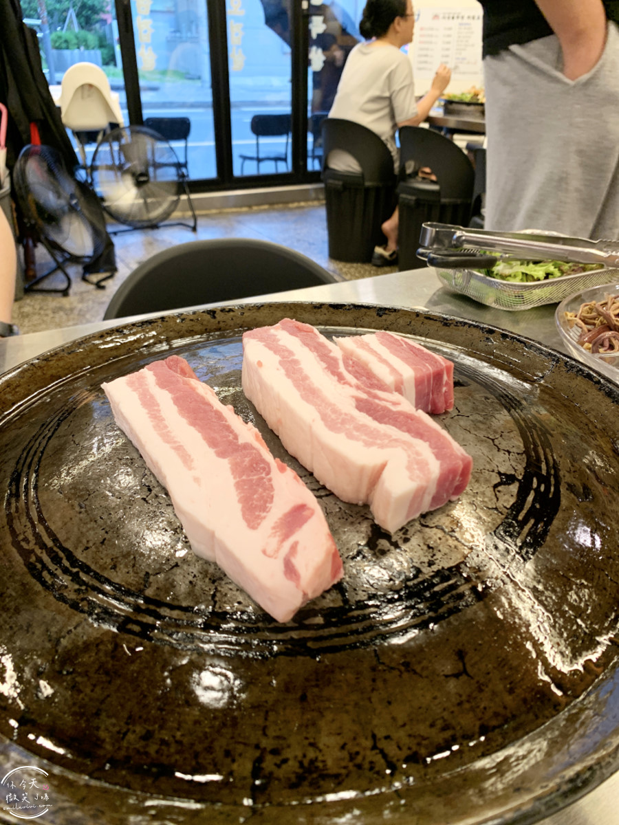 釜山沙上烤肉推薦∥沙上鐵鍋蓋烤肉(사상솥뚜껑),免動手專人幫烤肉︱釜山在地人超愛的超狂烤肉店!用鍋蓋烤出職人級風味︱老饕激推 - 第12張圖