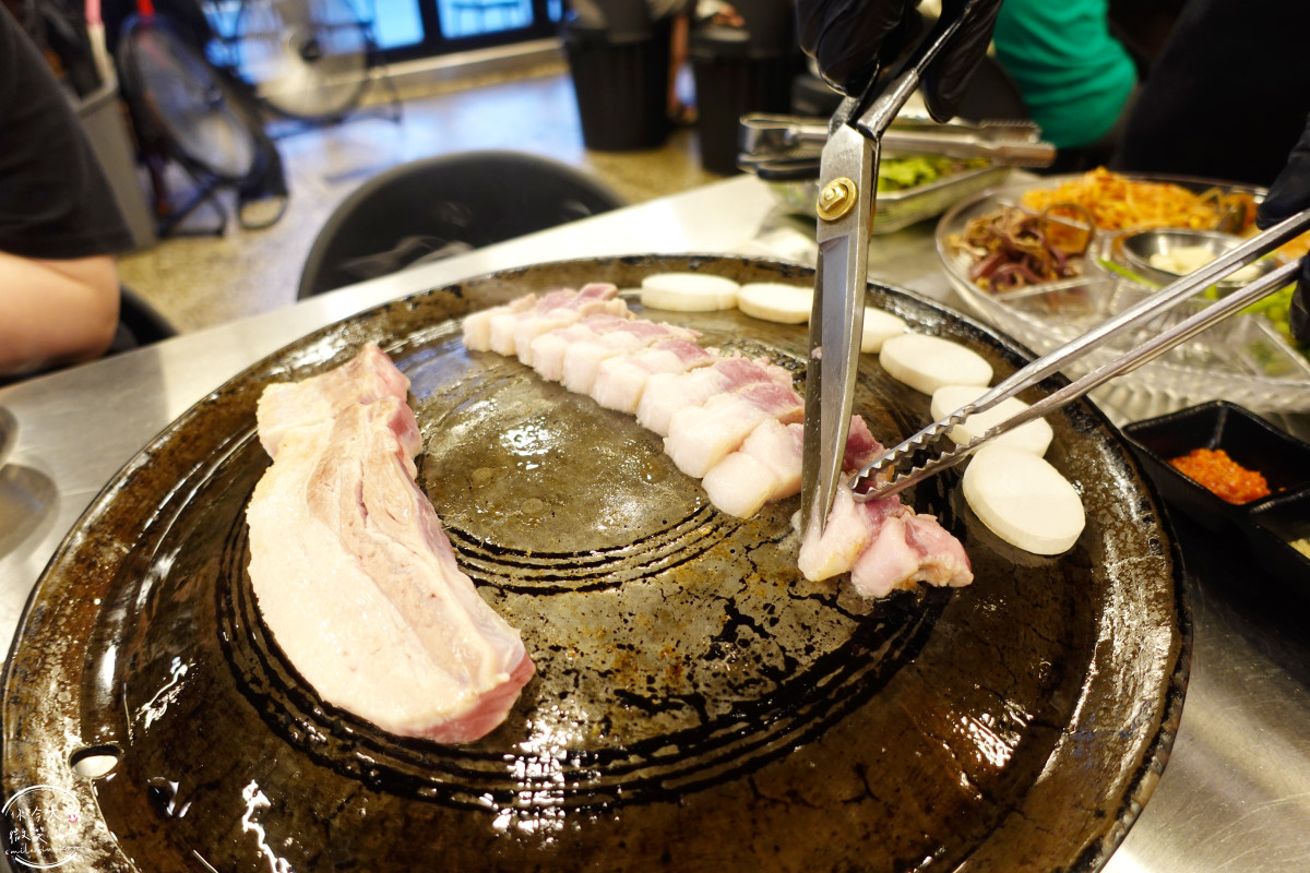 釜山沙上烤肉推薦∥沙上鐵鍋蓋烤肉(사상솥뚜껑),免動手專人幫烤肉︱釜山在地人超愛的超狂烤肉店!用鍋蓋烤出職人級風味︱老饕激推 - 第13張圖