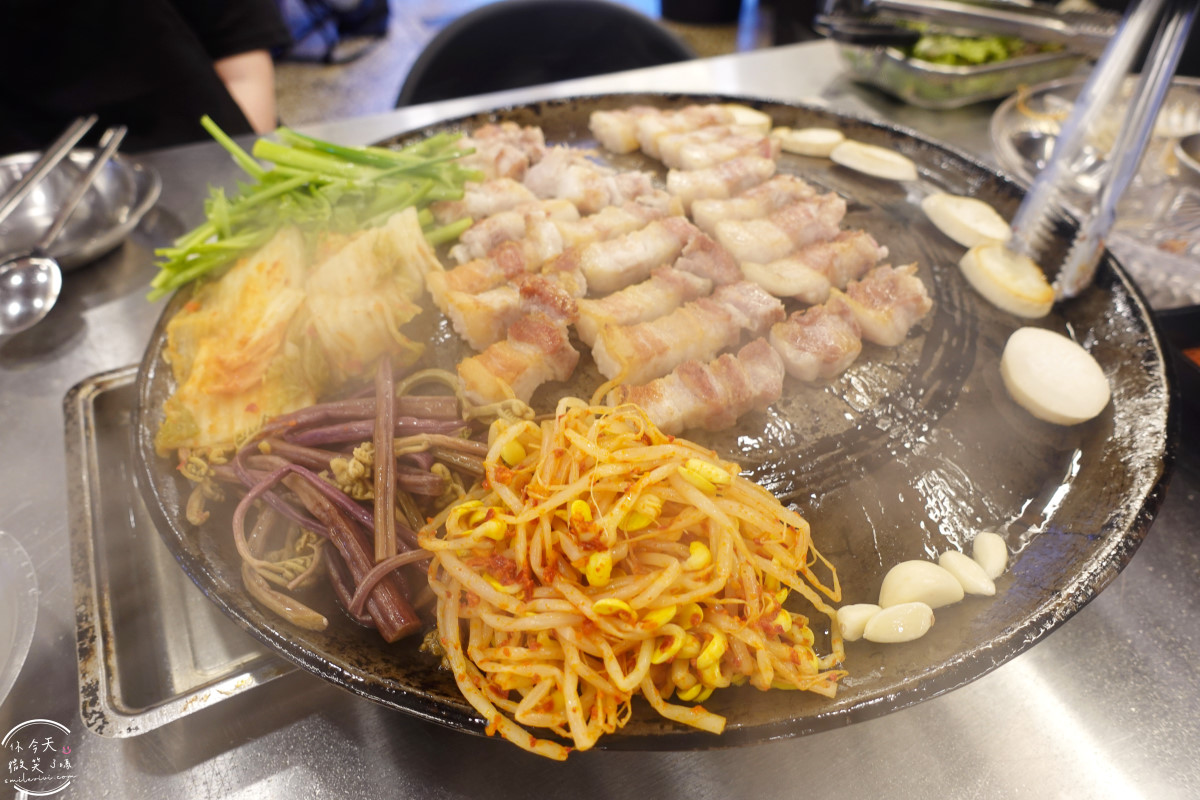 釜山沙上烤肉推薦∥沙上鐵鍋蓋烤肉(사상솥뚜껑),免動手專人幫烤肉︱釜山在地人超愛的超狂烤肉店!用鍋蓋烤出職人級風味︱老饕激推 - 第15張圖