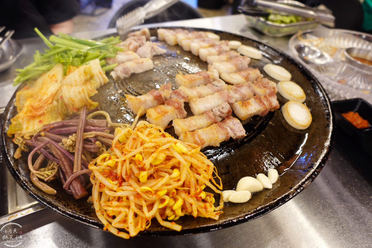 釜山沙上烤肉推薦∥沙上鐵鍋蓋烤肉(사상솥뚜껑),免動手專人幫烤肉︱釜山在地人超愛的超狂烤肉店!用鍋蓋烤出職人級風味︱老饕激推 - 第16張圖