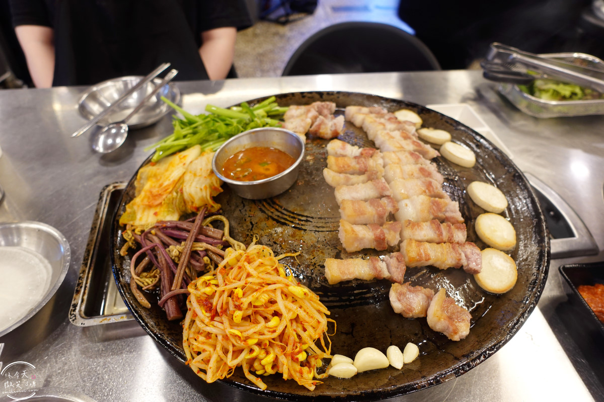 釜山沙上烤肉推薦∥沙上鐵鍋蓋烤肉(사상솥뚜껑),免動手專人幫烤肉︱釜山在地人超愛的超狂烤肉店!用鍋蓋烤出職人級風味︱老饕激推 - 第17張圖
