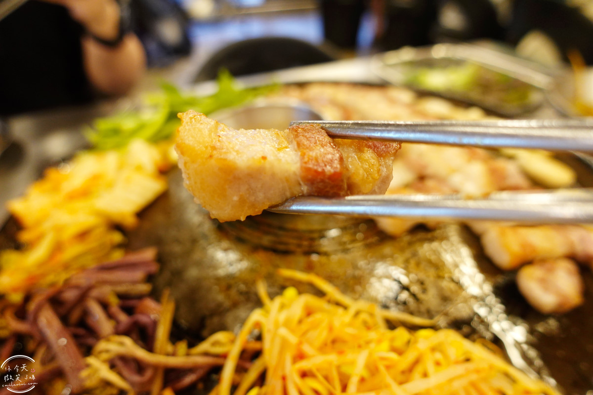 釜山沙上烤肉推薦∥沙上鐵鍋蓋烤肉(사상솥뚜껑),免動手專人幫烤肉︱釜山在地人超愛的超狂烤肉店!用鍋蓋烤出職人級風味︱老饕激推 - 第18張圖