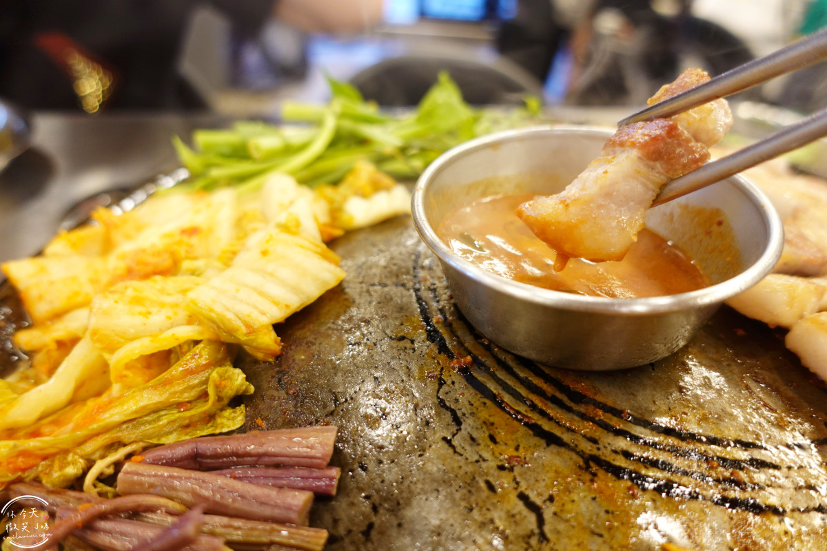釜山沙上烤肉推薦∥沙上鐵鍋蓋烤肉(사상솥뚜껑),免動手專人幫烤肉︱釜山在地人超愛的超狂烤肉店!用鍋蓋烤出職人級風味︱老饕激推 - 第19張圖
