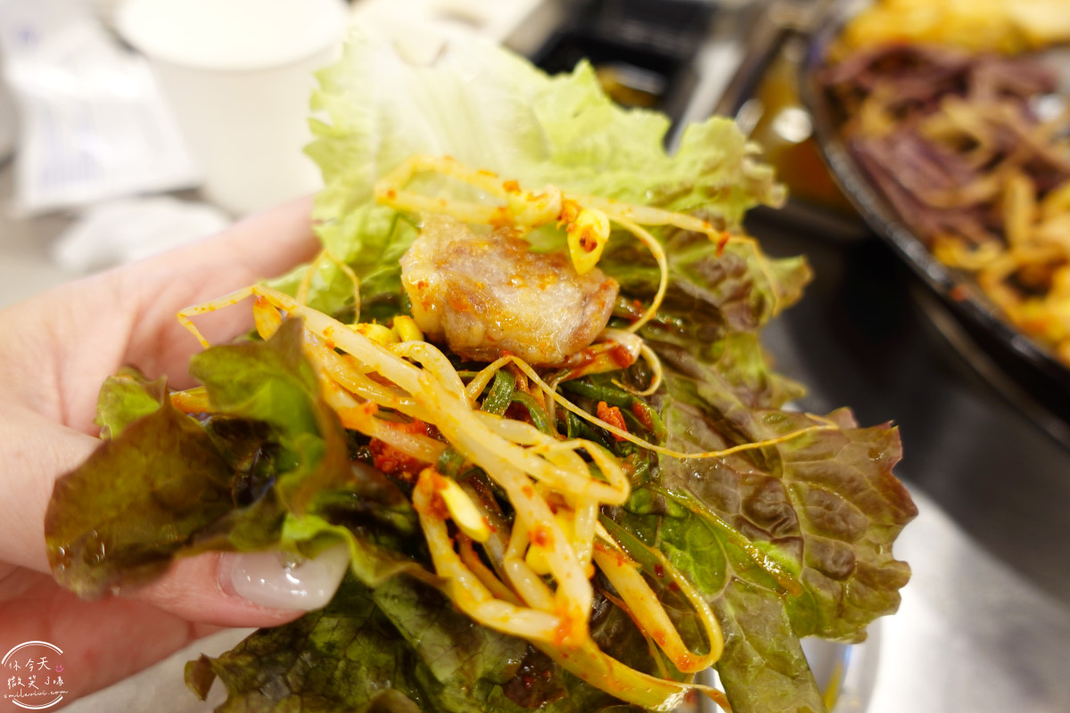 釜山沙上烤肉推薦∥沙上鐵鍋蓋烤肉(사상솥뚜껑),免動手專人幫烤肉︱釜山在地人超愛的超狂烤肉店!用鍋蓋烤出職人級風味︱老饕激推 - 第22張圖