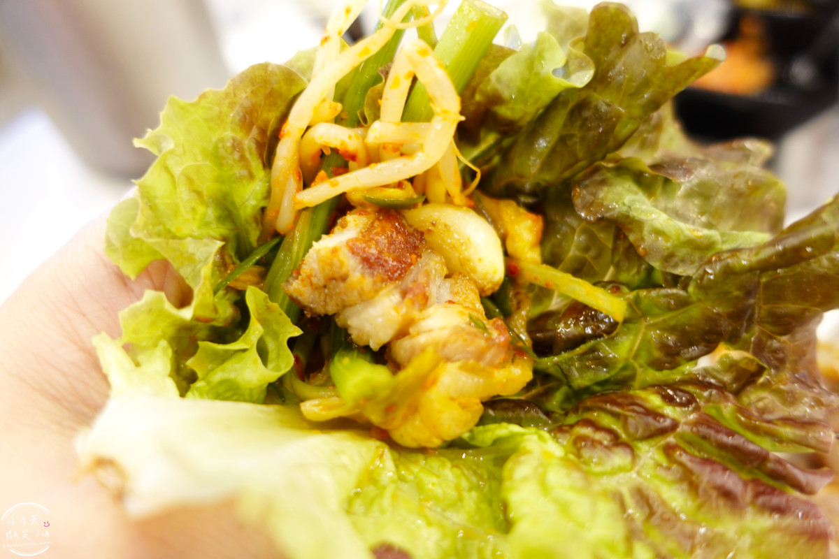 釜山沙上烤肉推薦∥沙上鐵鍋蓋烤肉(사상솥뚜껑),免動手專人幫烤肉︱釜山在地人超愛的超狂烤肉店!用鍋蓋烤出職人級風味︱老饕激推 - 第23張圖