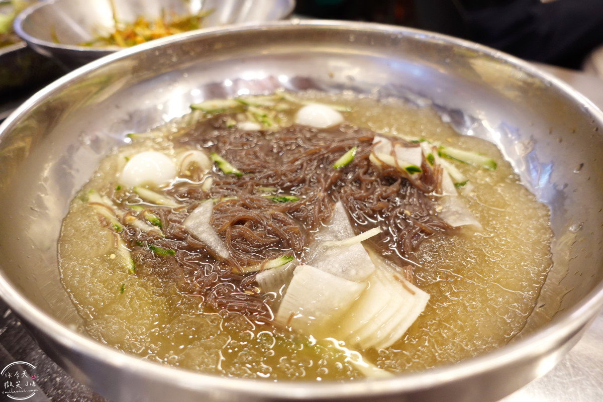 釜山沙上烤肉推薦∥沙上鐵鍋蓋烤肉(사상솥뚜껑),免動手專人幫烤肉︱釜山在地人超愛的超狂烤肉店!用鍋蓋烤出職人級風味︱老饕激推 - 第27張圖
