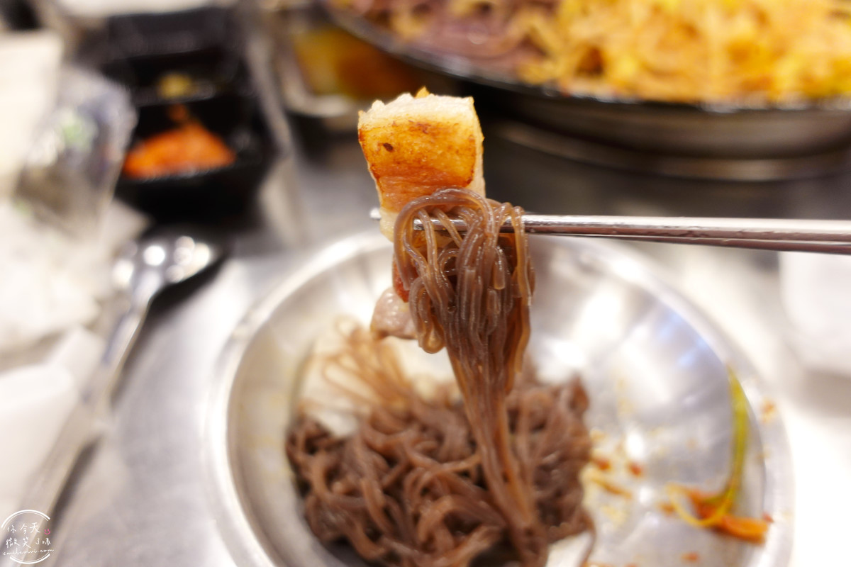 釜山沙上烤肉推薦∥沙上鐵鍋蓋烤肉(사상솥뚜껑),免動手專人幫烤肉︱釜山在地人超愛的超狂烤肉店!用鍋蓋烤出職人級風味︱老饕激推 - 第28張圖