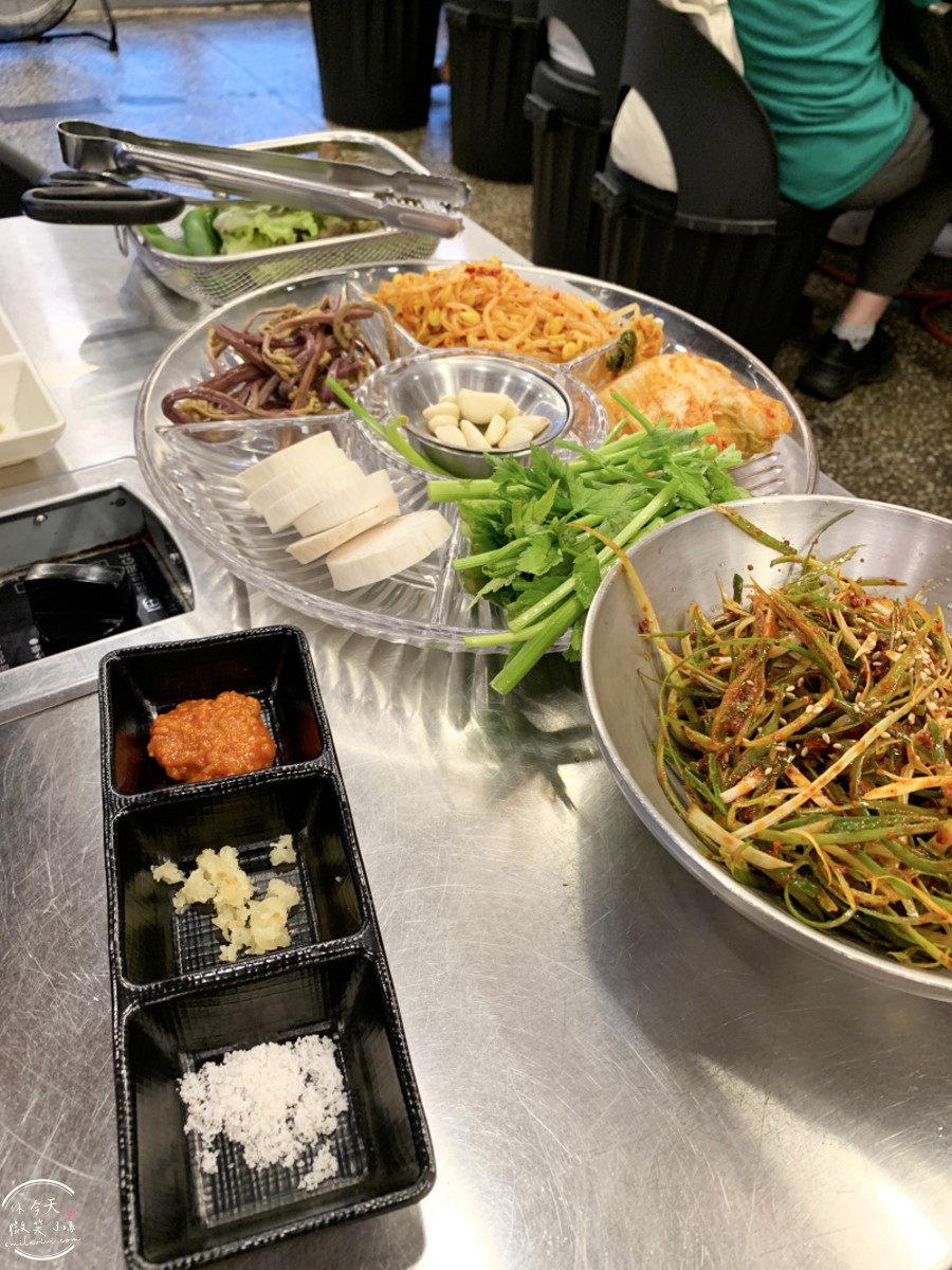 釜山沙上烤肉推薦∥沙上鐵鍋蓋烤肉(사상솥뚜껑),免動手專人幫烤肉︱釜山在地人超愛的超狂烤肉店!用鍋蓋烤出職人級風味︱老饕激推 - 第7張圖