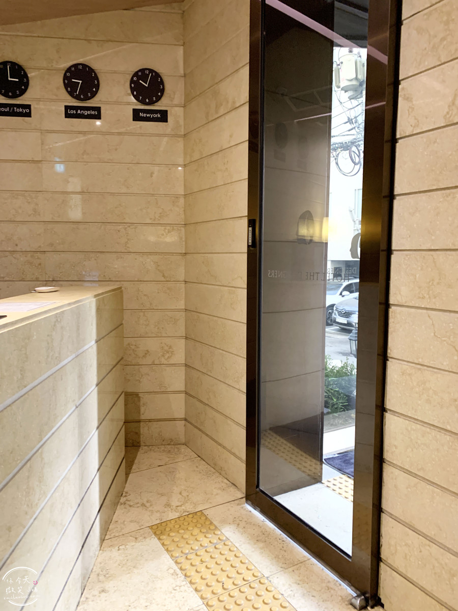 弘大飯店首選∥弘大設計師飯店(Hotel The Designers Hongdae),鄰近地鐵與商圈超方便︱雙人床,有浴缸可泡澡,簡約乾淨︱交通方便、環境舒適、CP值超高的首爾住宿推薦 - 第12張圖 Hotel The Designers Hongdae