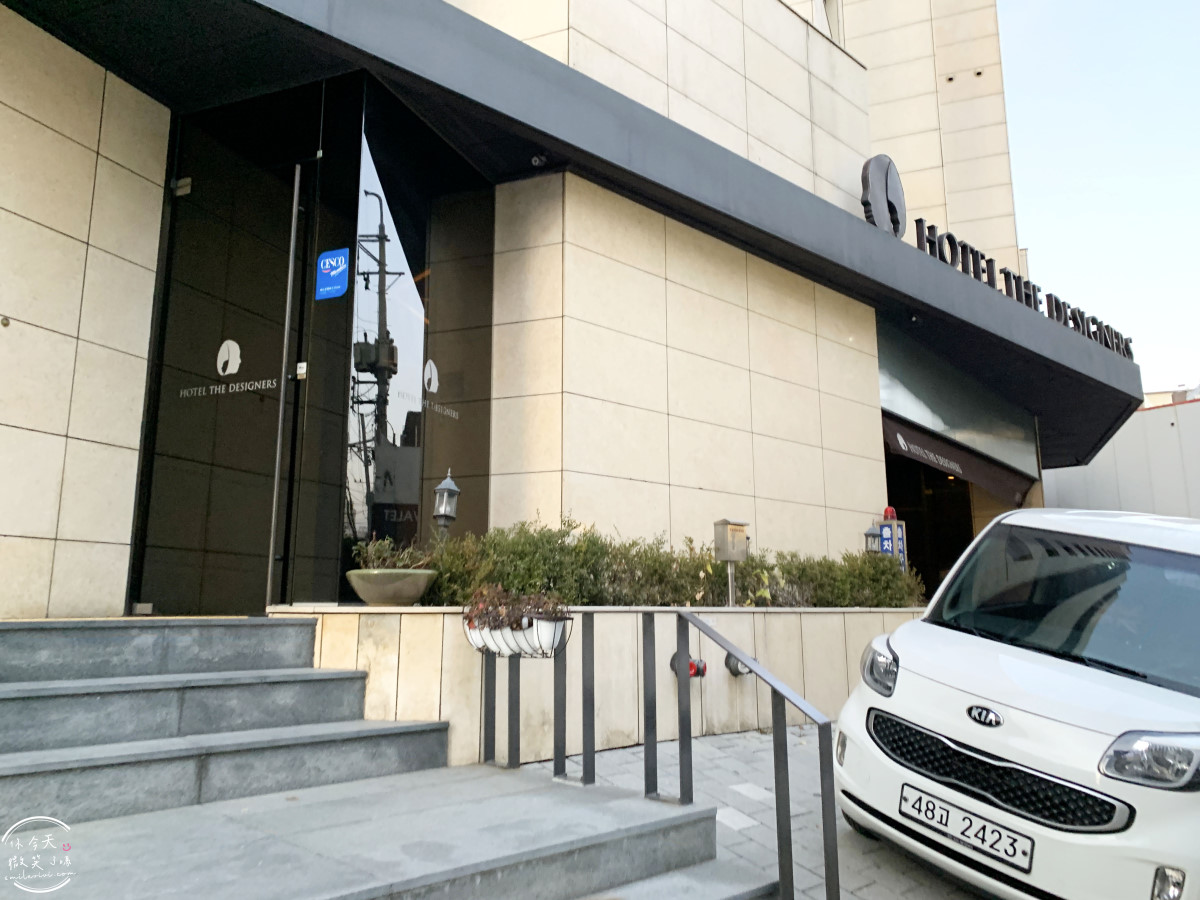 弘大飯店首選∥弘大設計師飯店(Hotel The Designers Hongdae),鄰近地鐵與商圈超方便︱雙人床,有浴缸可泡澡,簡約乾淨︱交通方便、環境舒適、CP值超高的首爾住宿推薦 - 第13張圖 Hotel The Designers Hongdae