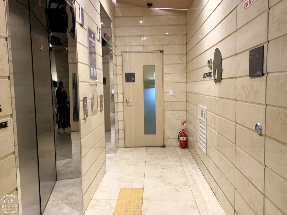 弘大飯店首選∥弘大設計師飯店(Hotel The Designers Hongdae),鄰近地鐵與商圈超方便︱雙人床,有浴缸可泡澡,簡約乾淨︱交通方便、環境舒適、CP值超高的首爾住宿推薦 - 第14張圖 Hotel The Designers Hongdae