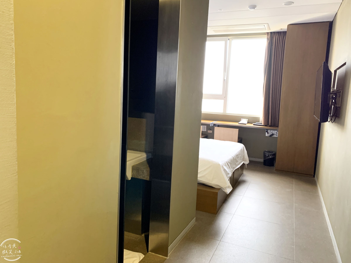 弘大飯店首選∥弘大設計師飯店(Hotel The Designers Hongdae),鄰近地鐵與商圈超方便︱雙人床,有浴缸可泡澡,簡約乾淨︱交通方便、環境舒適、CP值超高的首爾住宿推薦 - 第16張圖 Hotel The Designers Hongdae